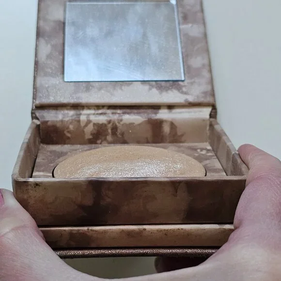 2 x Urban Decay LUMINOUS Shimmering Powder For Face and Body
